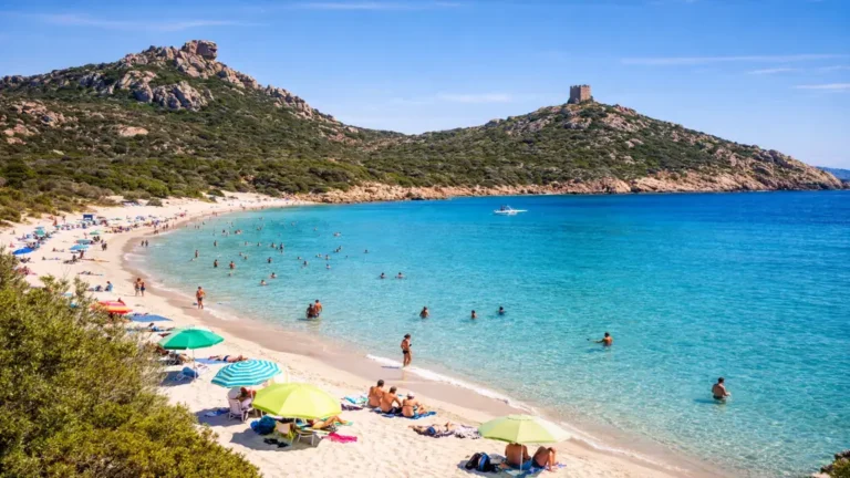 Plage de Roccapina en Corse-du-Sud avec sable blanc eau turquoise Lion de Roccapina et tour génoise en arrière-plan