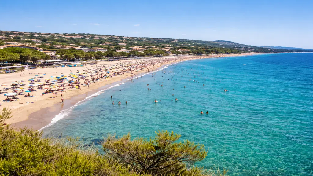 Plage des Esclamandes à Saint-Aygulf avec sable fin et mer turquoise dans le golfe de Fréjus