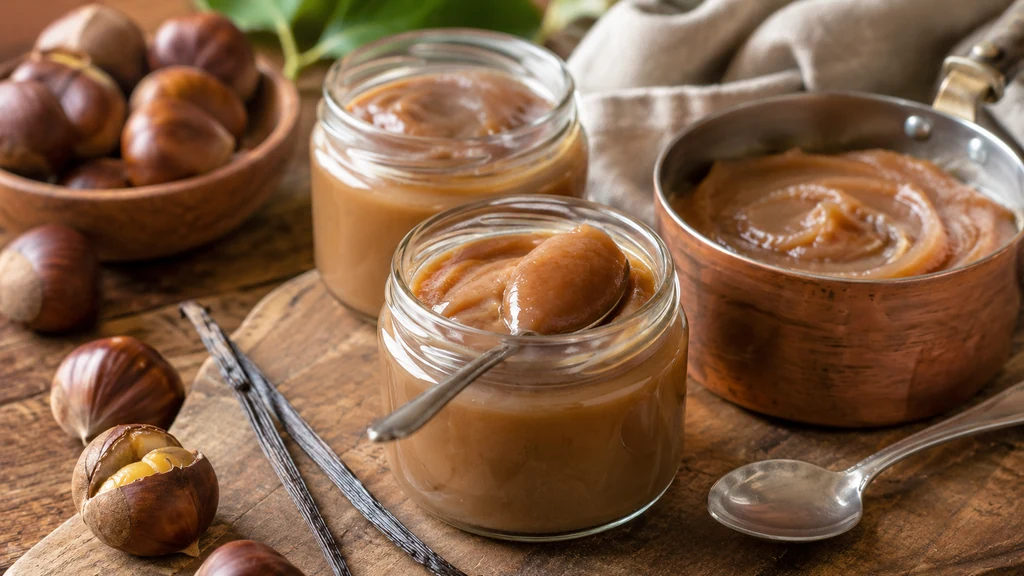 Crème de marrons maison en pot avec châtaignes et gousse de vanille
