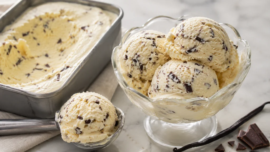 Glace stracciatella maison en boules crémeuses avec éclats de chocolat noir