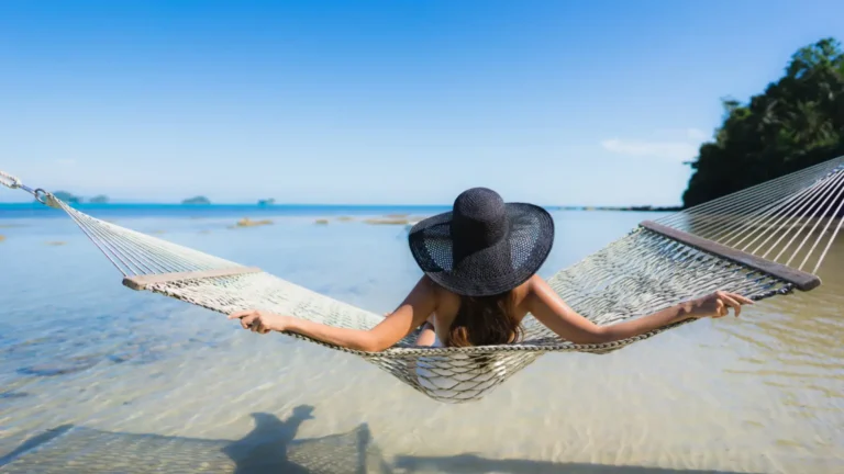 Vacances hors saison : pourquoi partir en dehors des périodes scolaires ?